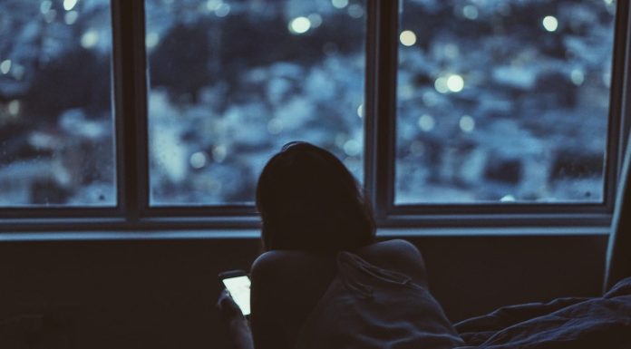 How To Save Your Eyes From The Damaging Blue Light From Your Screens